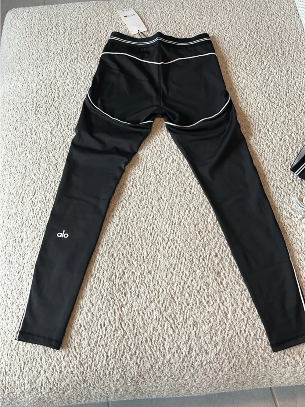 ALO Yoga Black with White Piping Leggings & Sports Bra Set - Picture 6 of 8